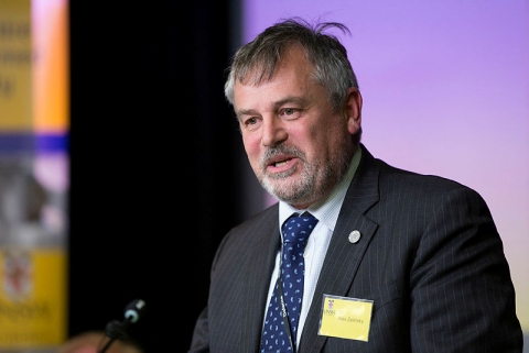 A picture of Chief Defence Scientist Dr Alex Zelinsky